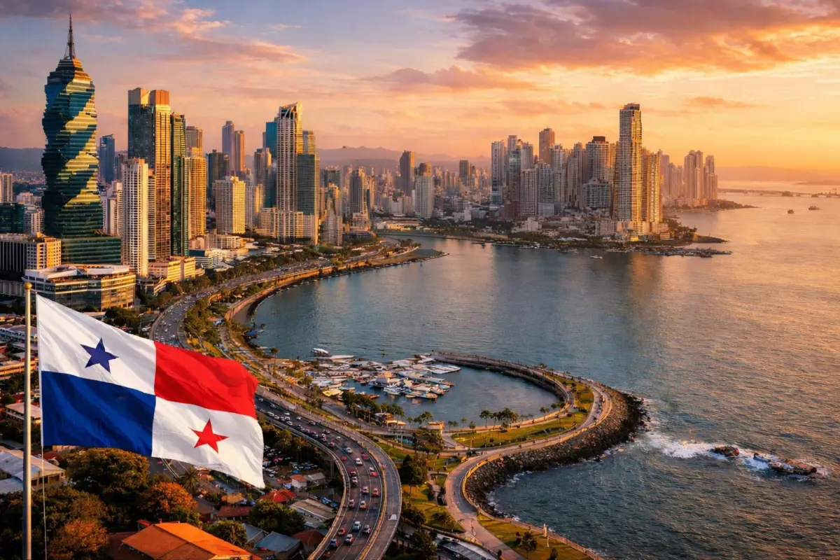 Skyline de la Ciudad de Panamá con la bandera nacional al atardecer